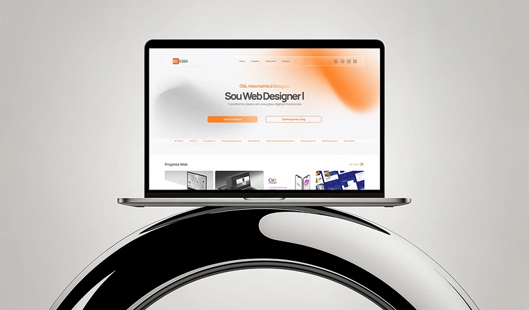 Site institucional estratégico exibido em monitor