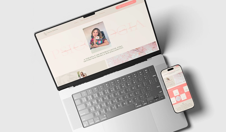 Landing page de agendamento exibida em notebook e celular
